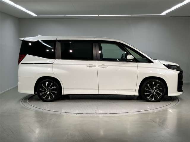 Toyota Noah 4