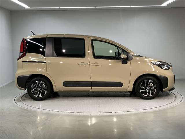 Toyota Sienta 3