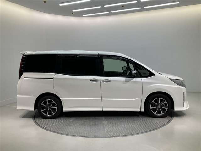 Toyota Noah 3