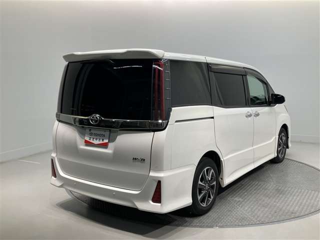 Toyota Noah 4