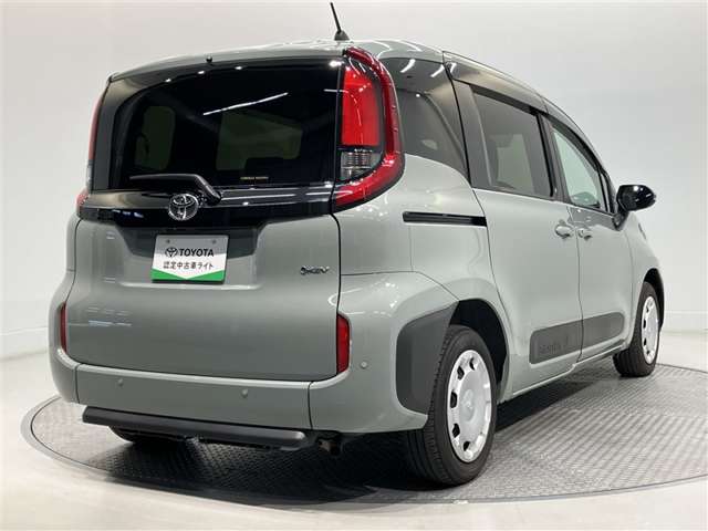 Toyota Sienta 4