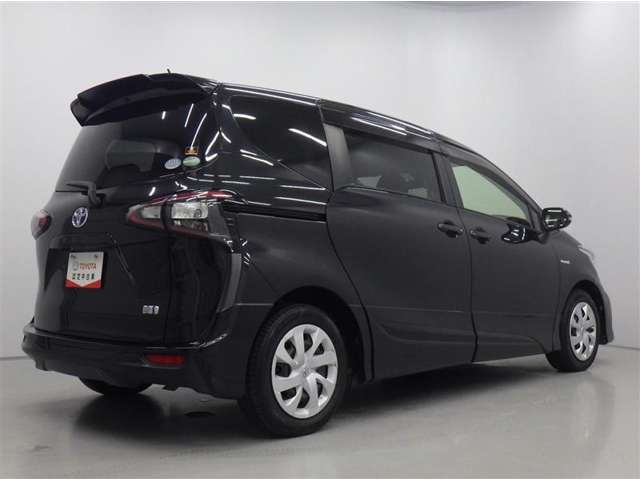 Toyota Sienta 4