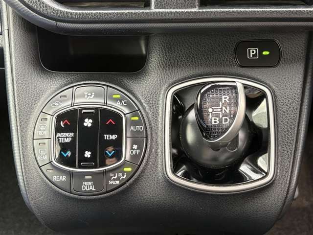 Toyota Noah 9