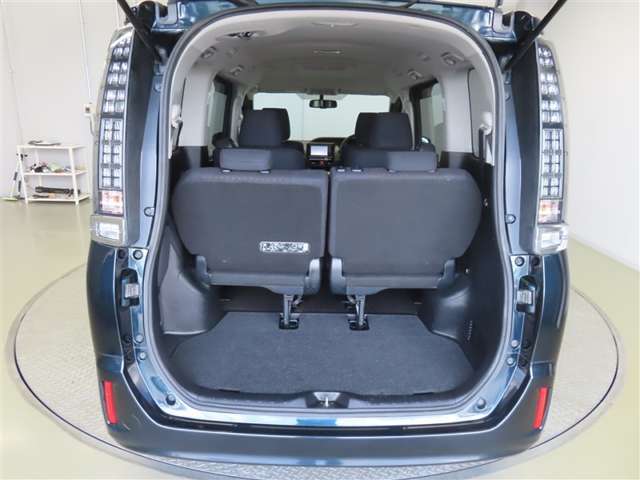 Toyota Voxy 10