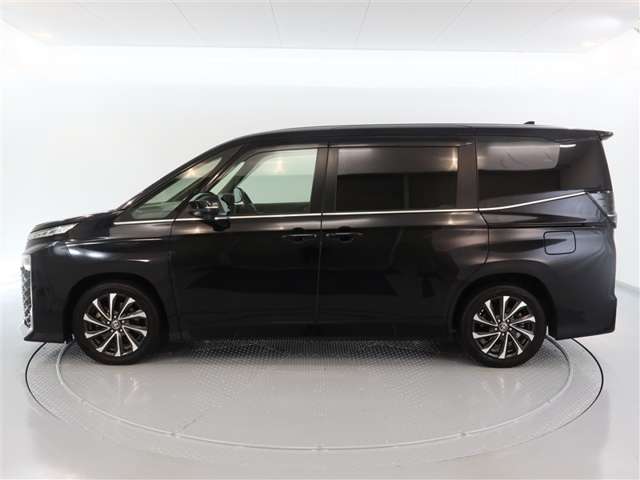 Toyota Voxy 3