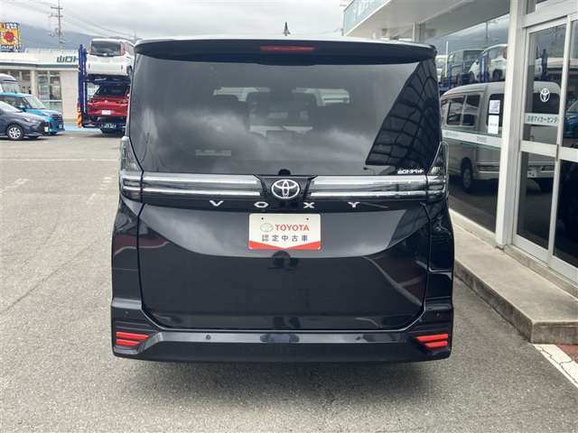 Toyota Voxy 8