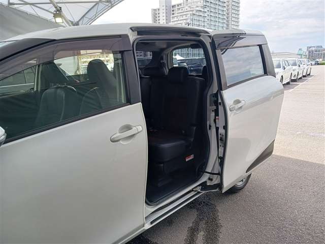 Toyota Sienta 4