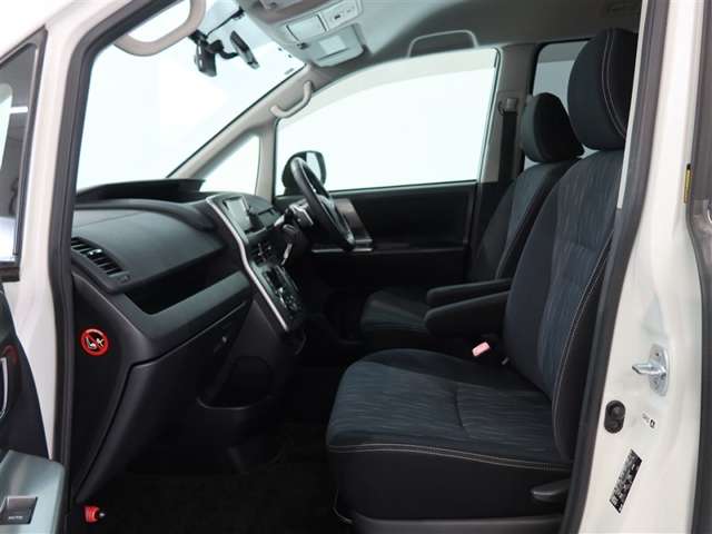 Toyota Voxy 11