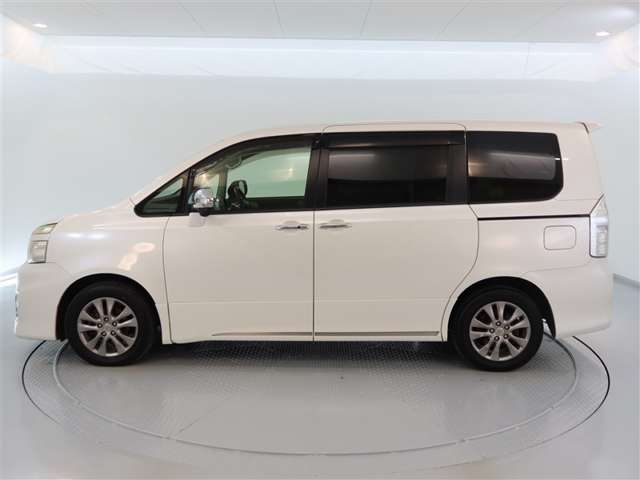 Toyota Voxy 3