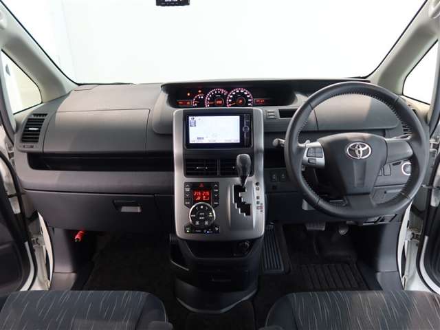 Toyota Voxy 8