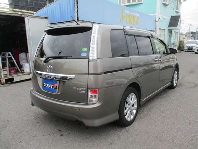Toyota Isis 12