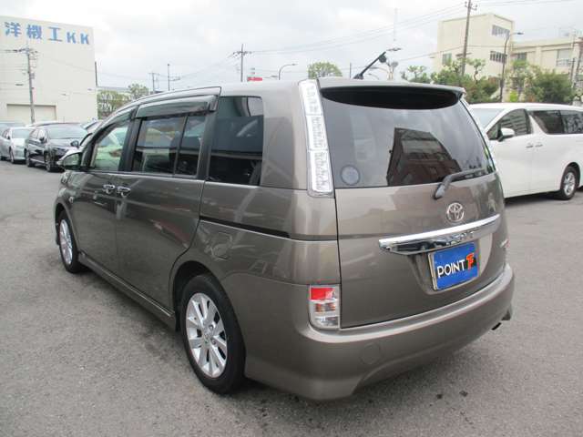 Toyota Isis 10