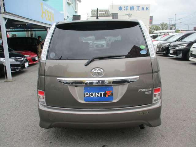 Toyota Isis 11