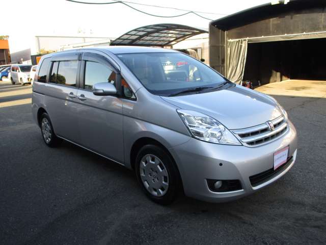 Toyota Isis 11