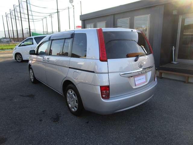 Toyota Isis 5