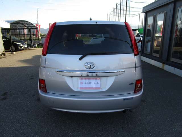 Toyota Isis 6