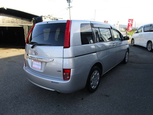 Toyota Isis 7