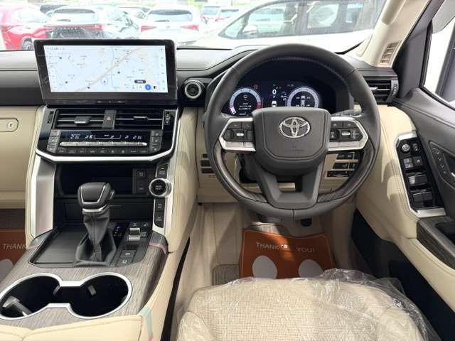 Toyota Land Cruiser 300 11