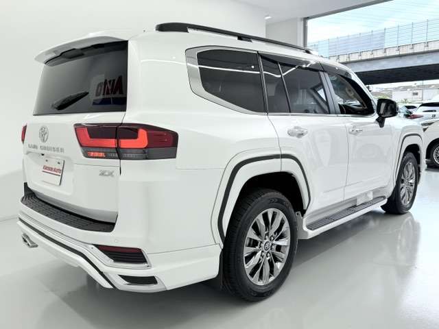 Toyota Land Cruiser 300 9
