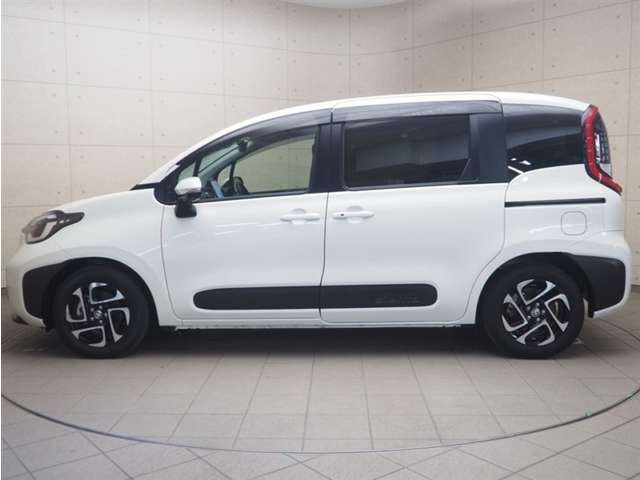 Toyota Sienta 5
