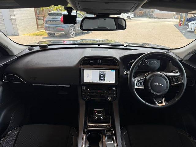 Jaguar F-Pace 2