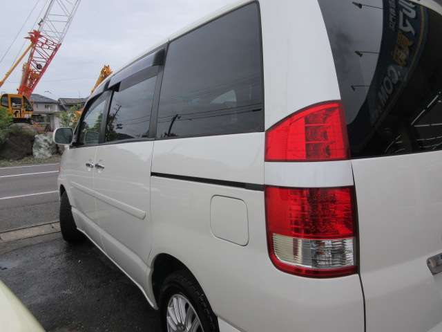 Toyota Noah 5