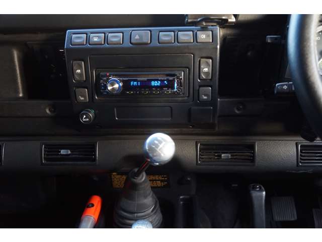 Land Rover Defender 11