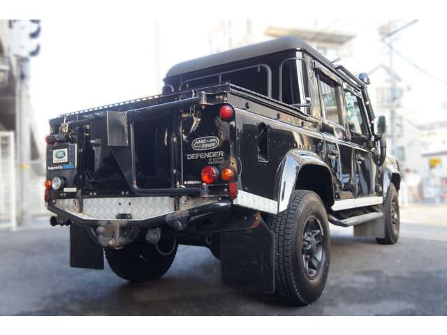Land Rover Defender 5