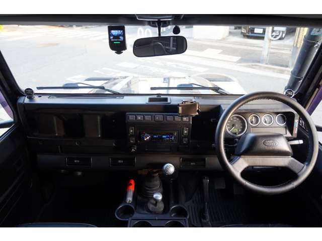 Land Rover Defender 9