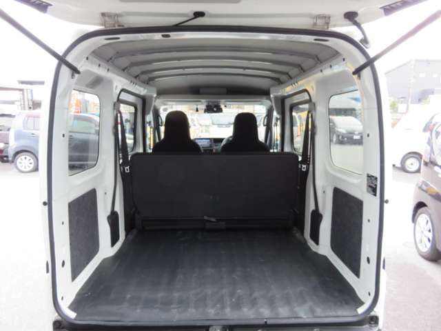 Daihatsu Hijet Cargo 11