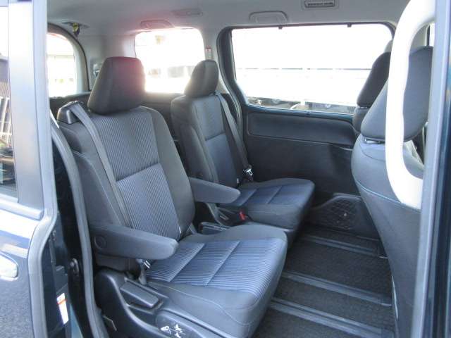 Toyota Voxy 12