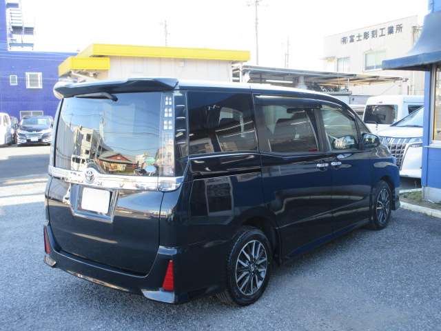 Toyota Voxy 6