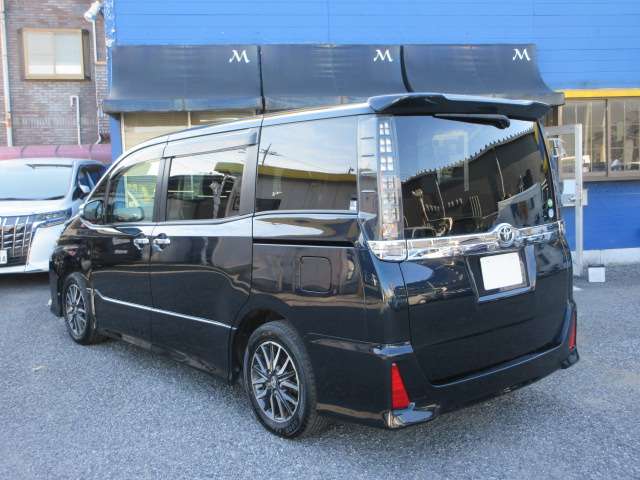 Toyota Voxy 9