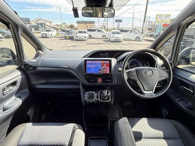 Toyota Voxy 2