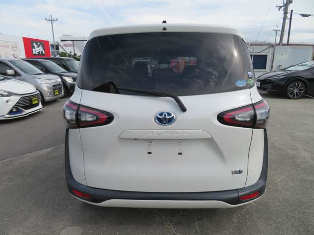 Toyota Sienta 4