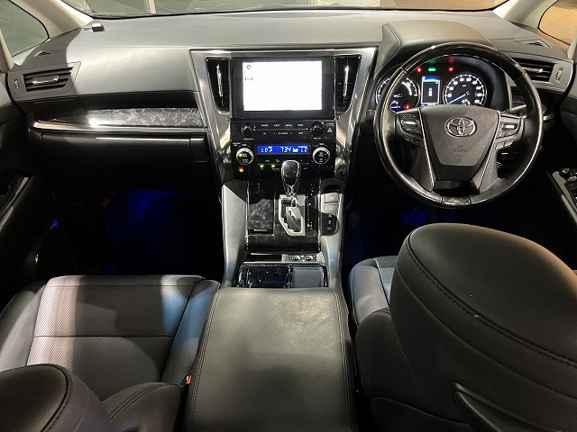Toyota Vellfire 2
