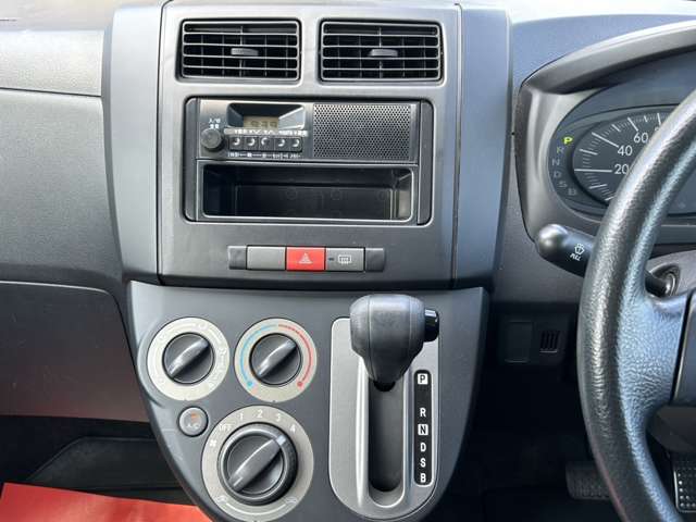 Daihatsu Mira 12