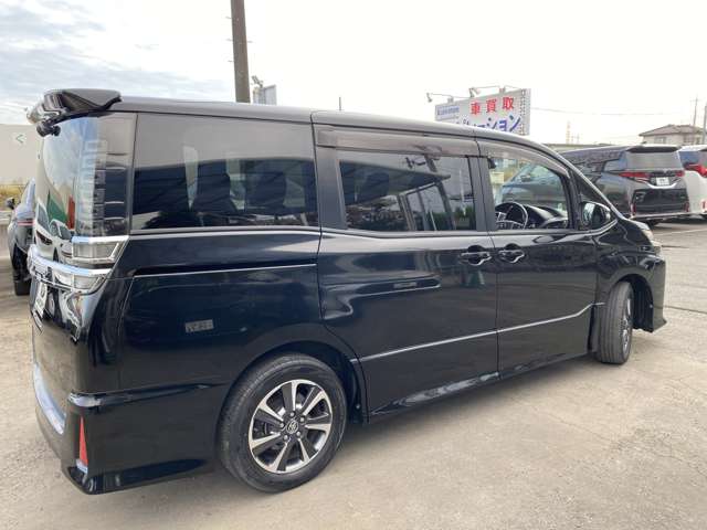 Toyota Voxy 9