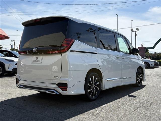 Toyota Noah 4