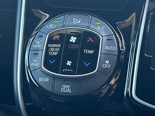 Toyota Voxy 3