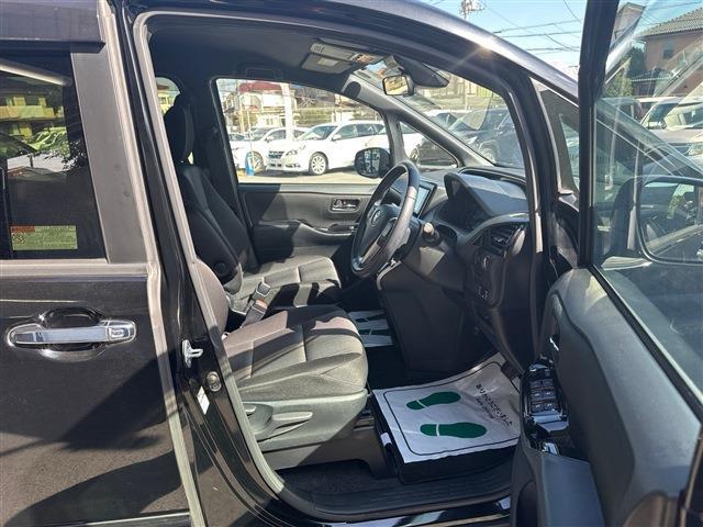 Toyota Voxy 4