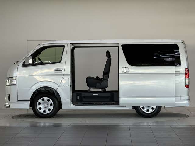 Toyota Hiace Van 7