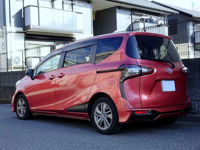 Toyota Sienta 4