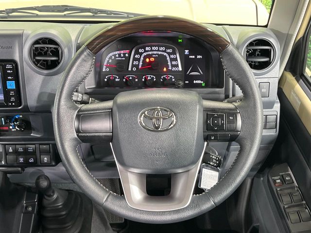 Toyota Land Cruiser 70 11