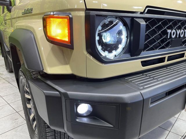 Toyota Land Cruiser 70 12