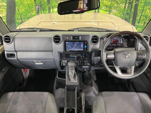 Toyota Land Cruiser 70 2