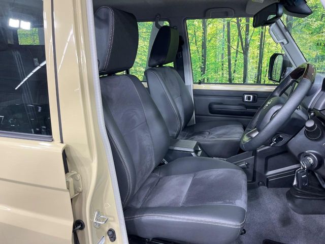 Toyota Land Cruiser 70 8