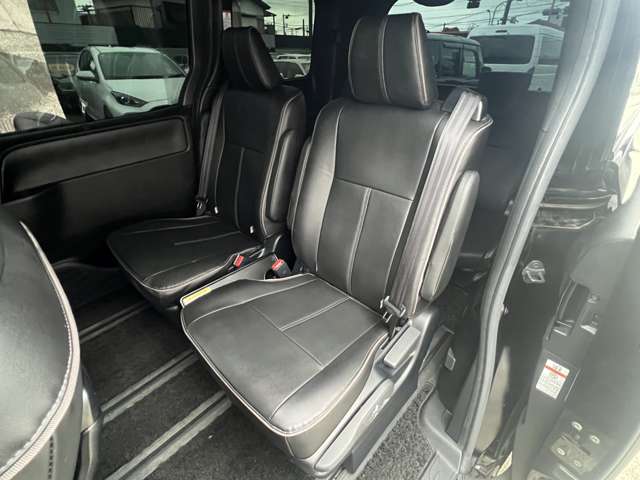 Toyota Voxy 12