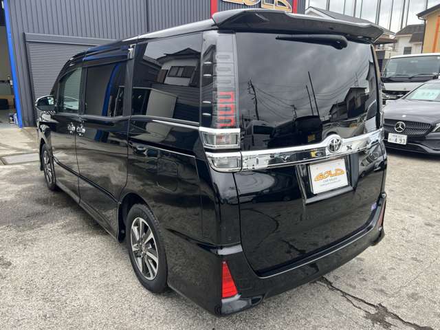 Toyota Voxy 4