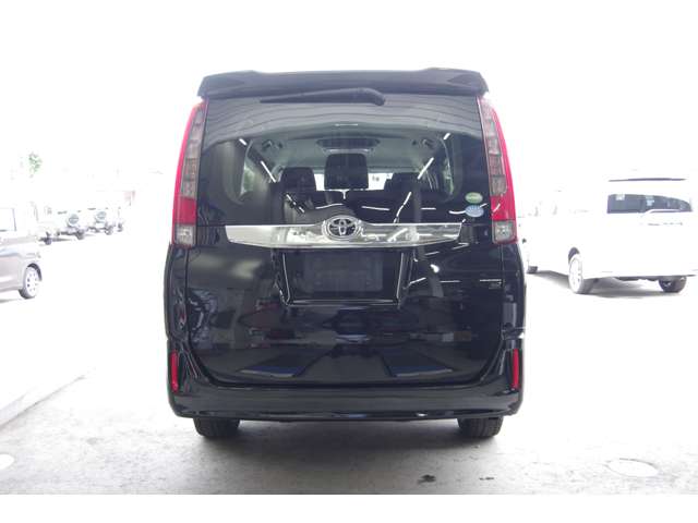 Toyota Noah 10